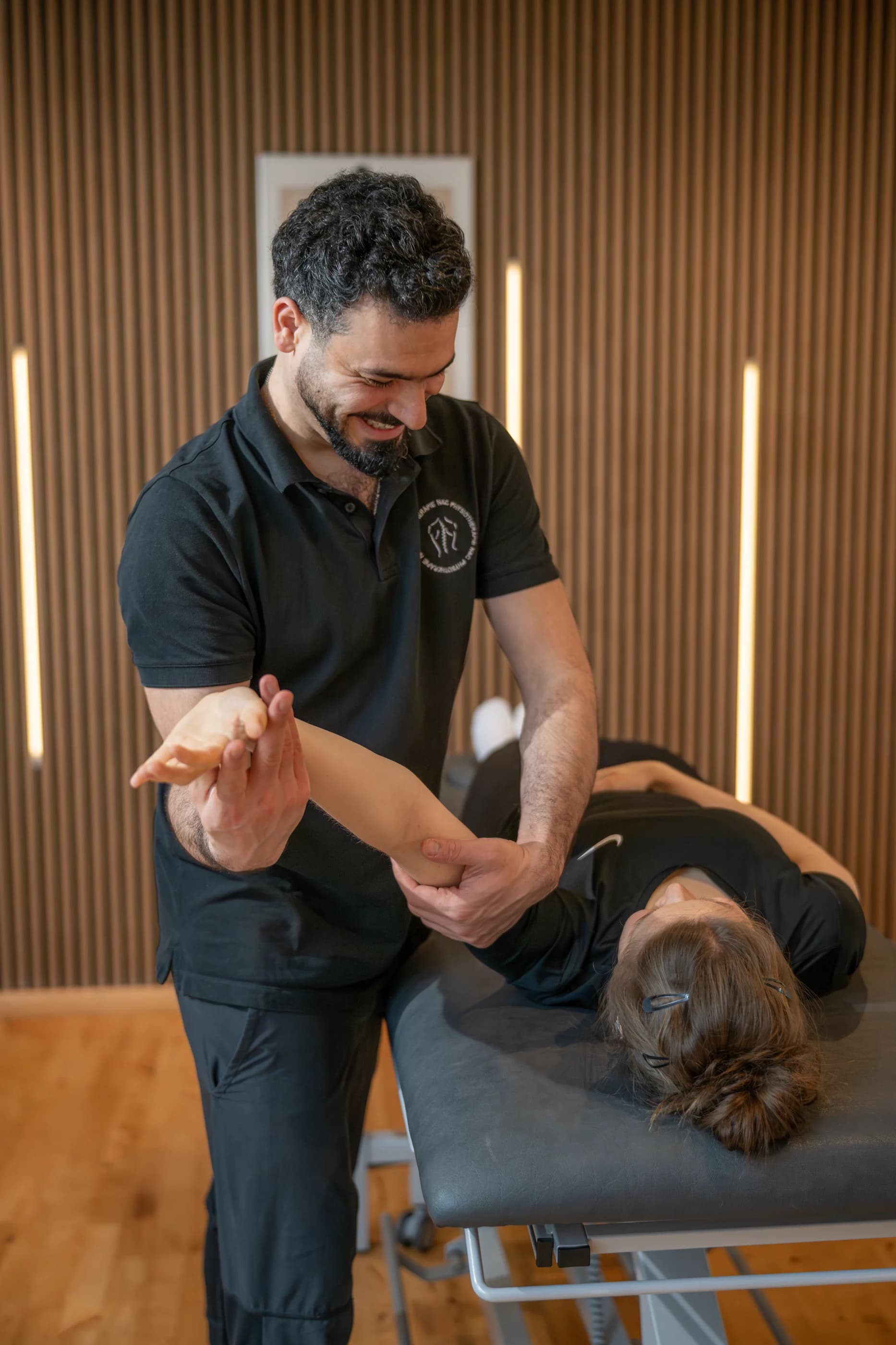 Ablauf einer neurologischen Physiotherapie-Behandlung: Therapeut arbeitet mit Patientin an der Liege